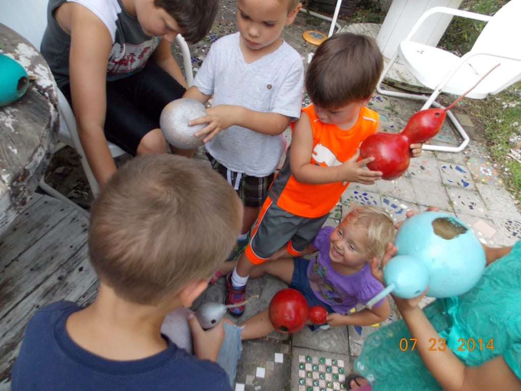 kids choosing birdhouse gourds to make birdhouses from