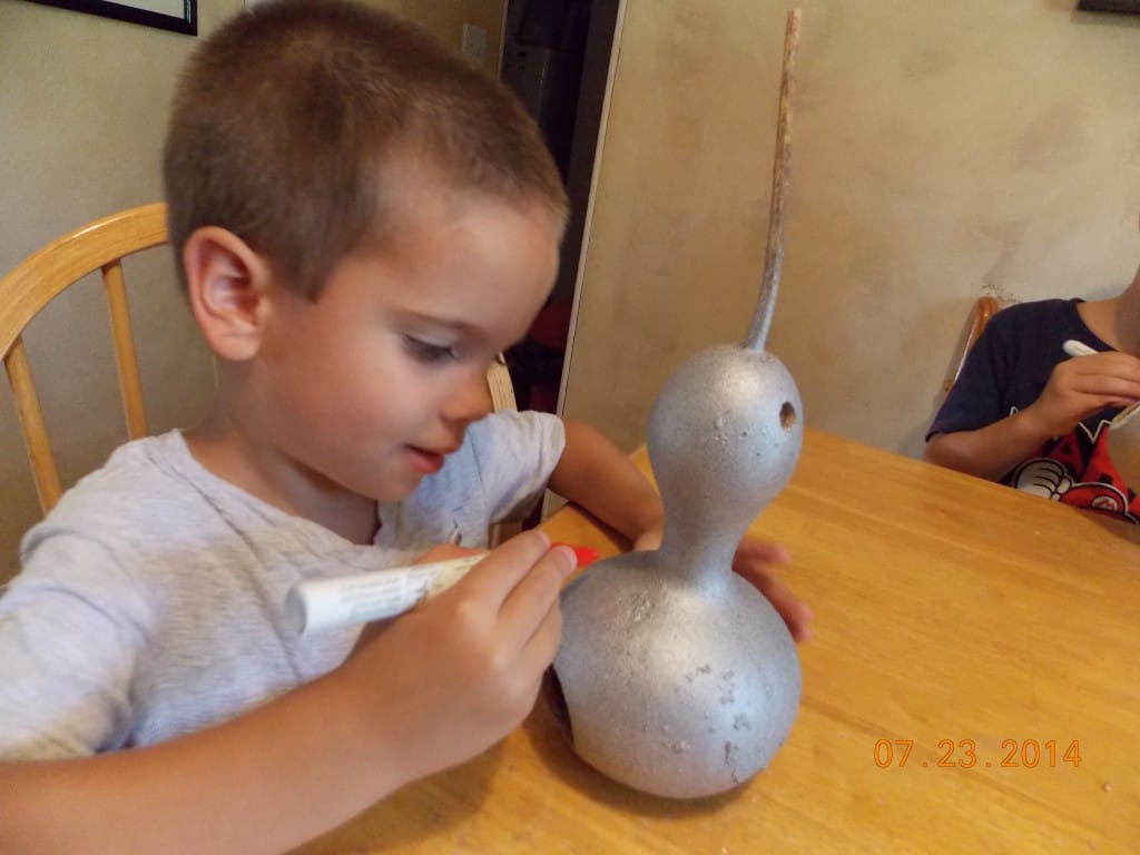 kids decorating birdhouses made from gourds