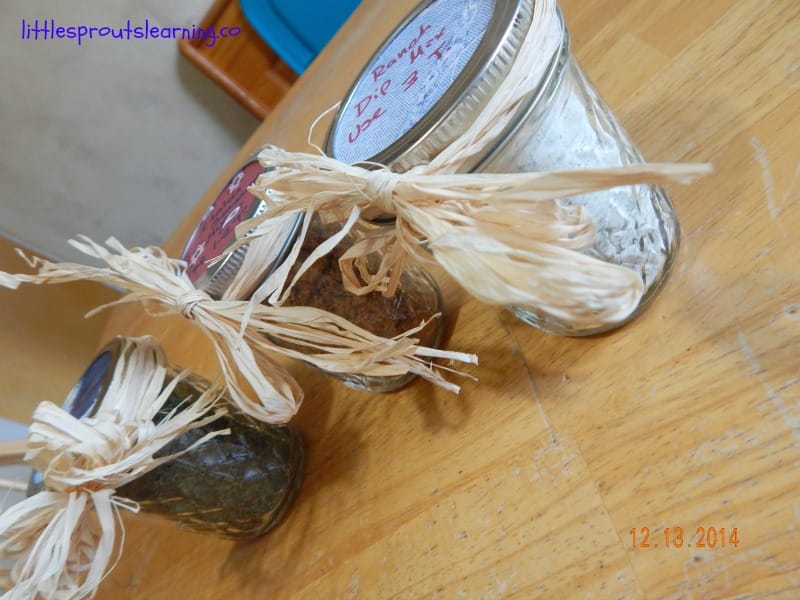 Do you ever come up with a great idea for a homemade gift, but can't make it look cute?  Here are 7 gift packaging ideas to make your gifts look amazing! 