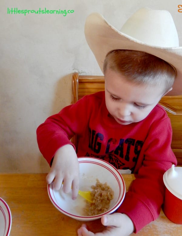 These oatmeal flavors to make yourself will give you a great variety of breakfast choices. It's inexpensive and good for you!