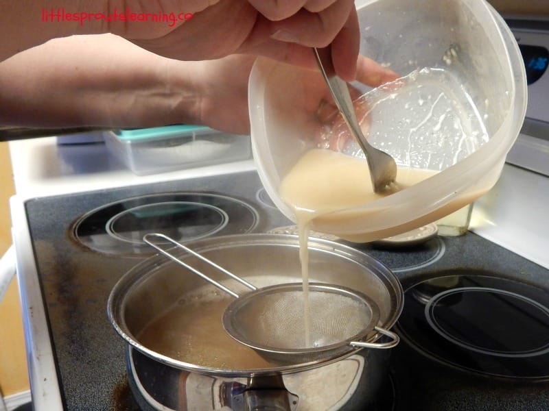 adding slurry to turkey gravy