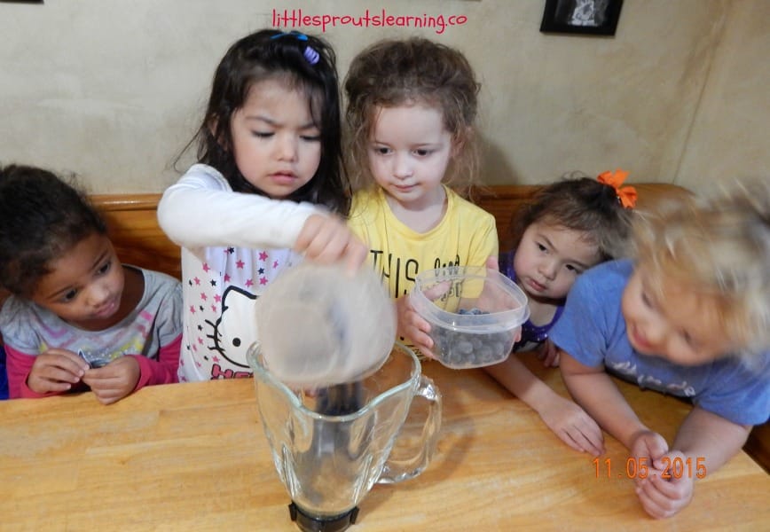 kids making peach blueberry smoothies