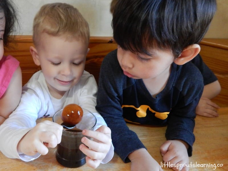 kids looking at an egg stained with soda