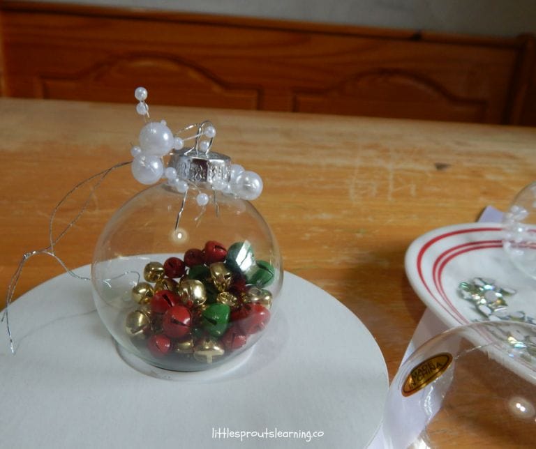 Every year at holiday time, I wrack my brain to figure out a gift for the kids to make for their parents. These ideas for clear ornaments are perfect!