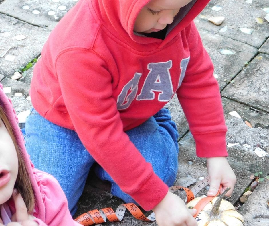 Planning daycare activities can seem like a daunting task. Making lesson plans is time-consuming but you can save time by using a few of these tips.