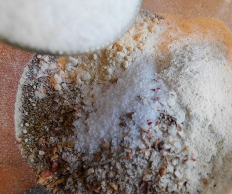 Who doesn’t love a big ole pot of chili during the cool weather? With this homemade chili seasoning mix, you’ll make the best chili around.