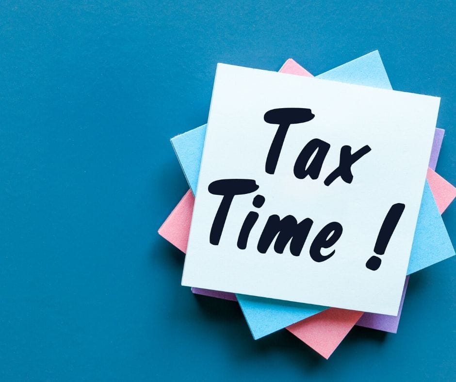Sticky notes that say tax time!