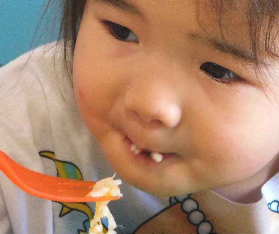 toddler eating lunch