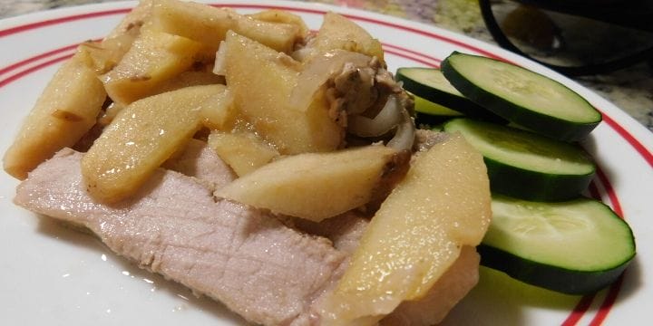 Using my crock pot so I don't have to heat up the kitchen is always a winner. Try these slow cooker pork chops with apples and onions in yours tonight! 