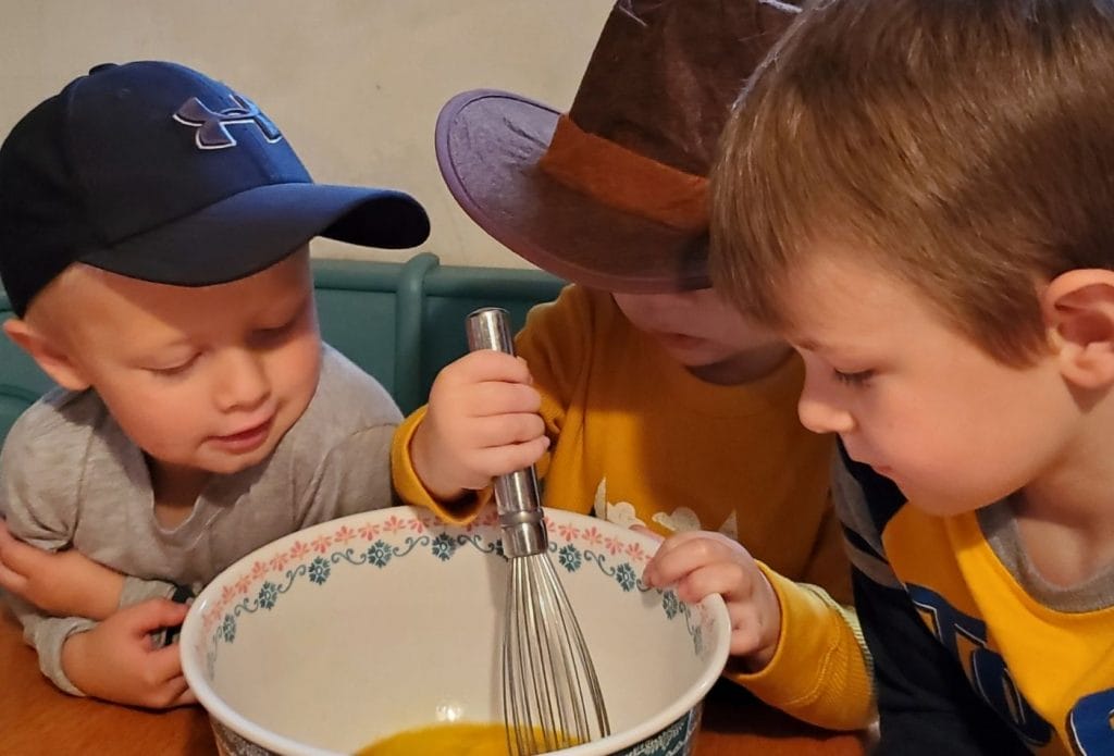 kids mixing pilgrim pumpkin pie recipe