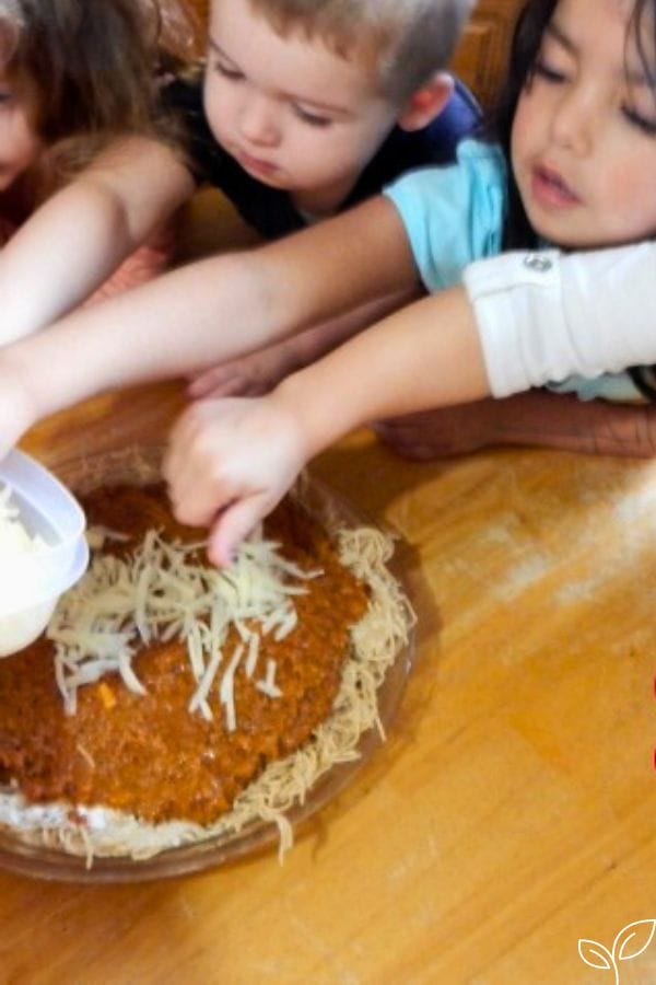 kids making spaghetti pie